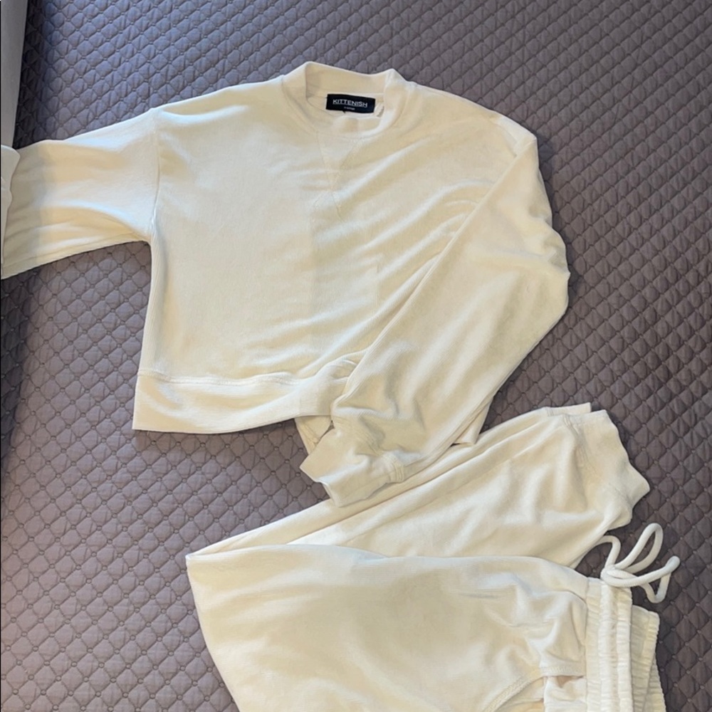 KITTENISH cream cropped jogger set